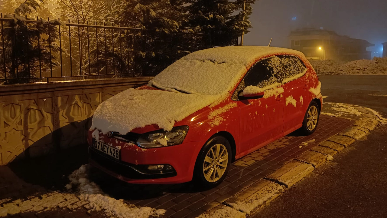 Uşak'a Yılın İlk Karı Yağdı, Arabalar Beyaz'a Büründü