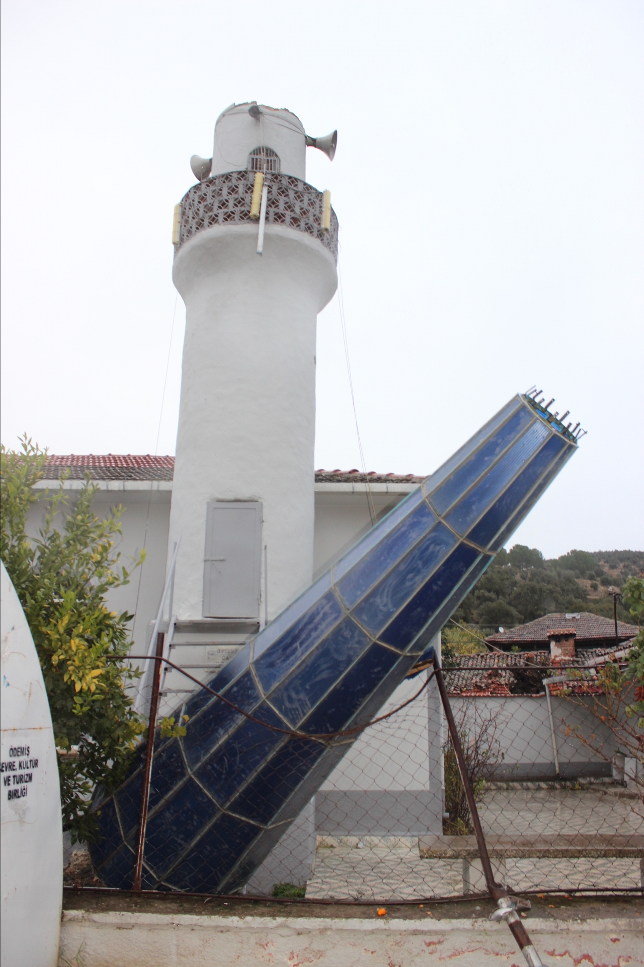 İzmir'de şiddetli rüzgar cami minaresinin külahını devirdi