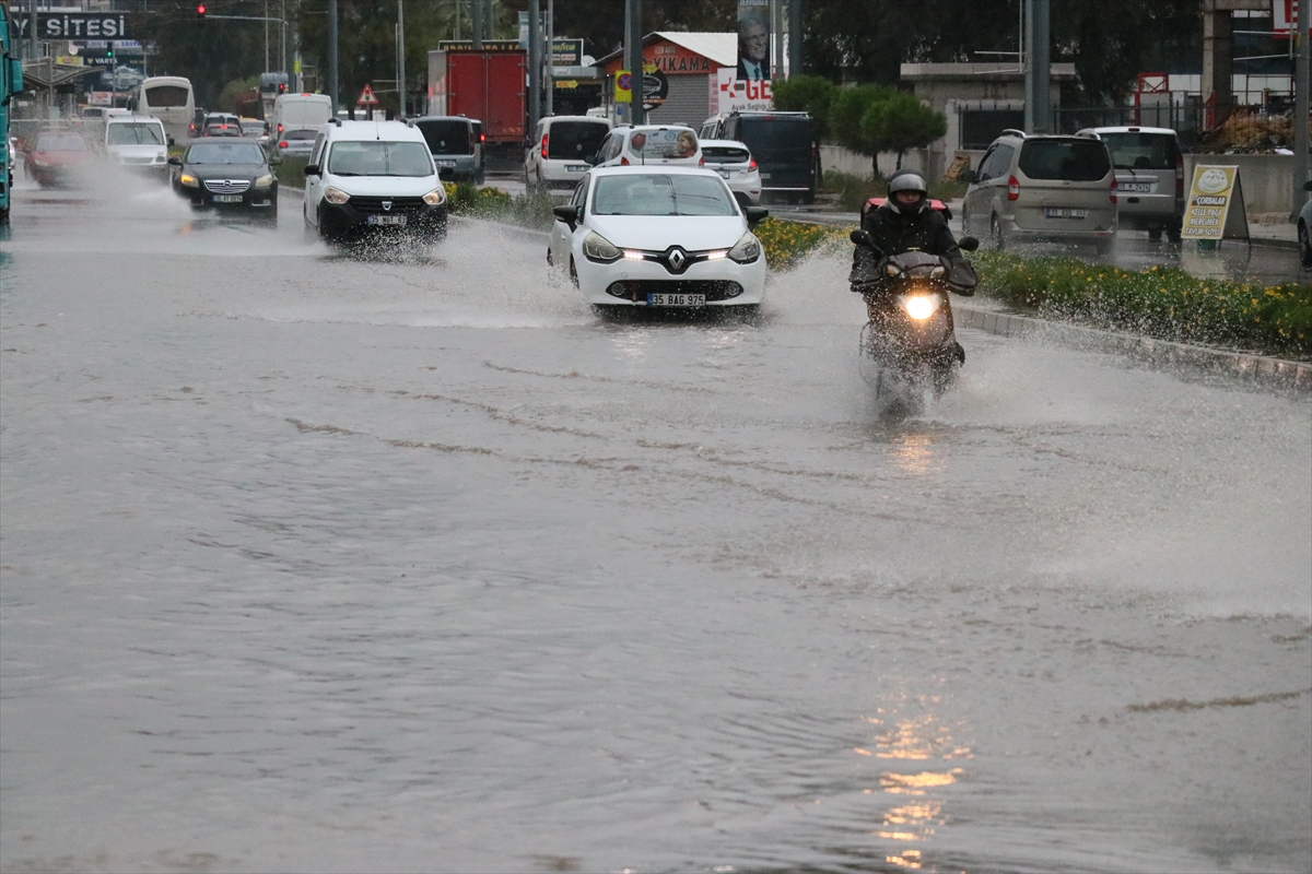 İzmir'de sağanak ve kuvvetli rüzgar yaşamı olumsuz etkiliyor