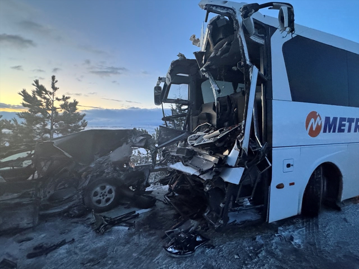 3 aracın karıştığı trafik kazasında 30 kişi yaralandı