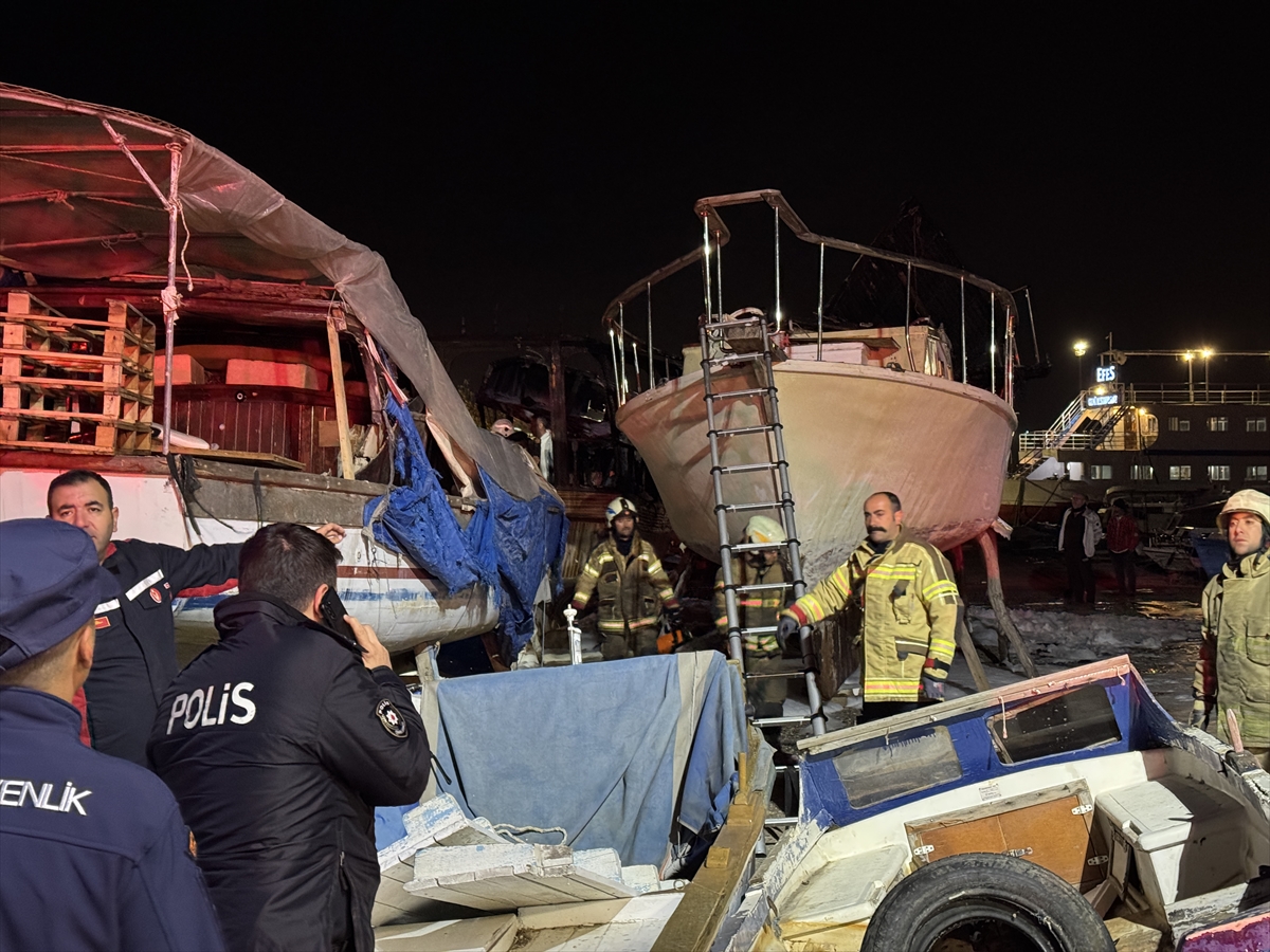İzmir'de teknede yaşayan kişi, çıkan yangında öldü