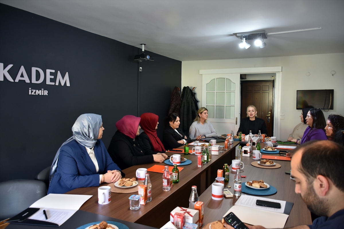 İzmir'de KADEM "Şiddete Seyirci Kalma" çağrısı yaptı