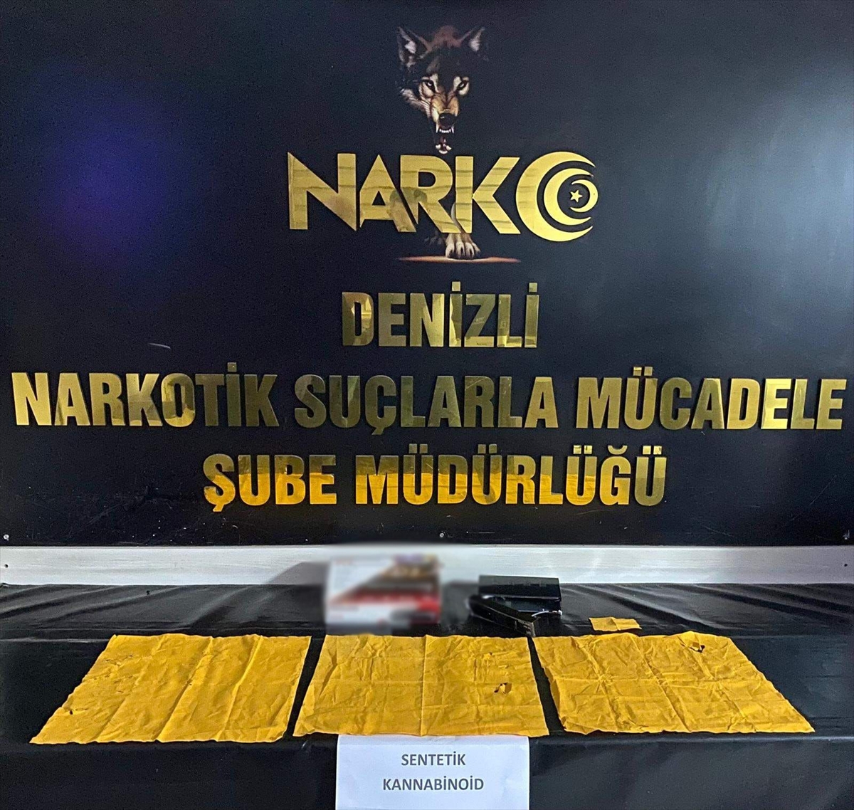 Denizli'de otomobilin uydu alıcısında uyuşturucu yakalandı