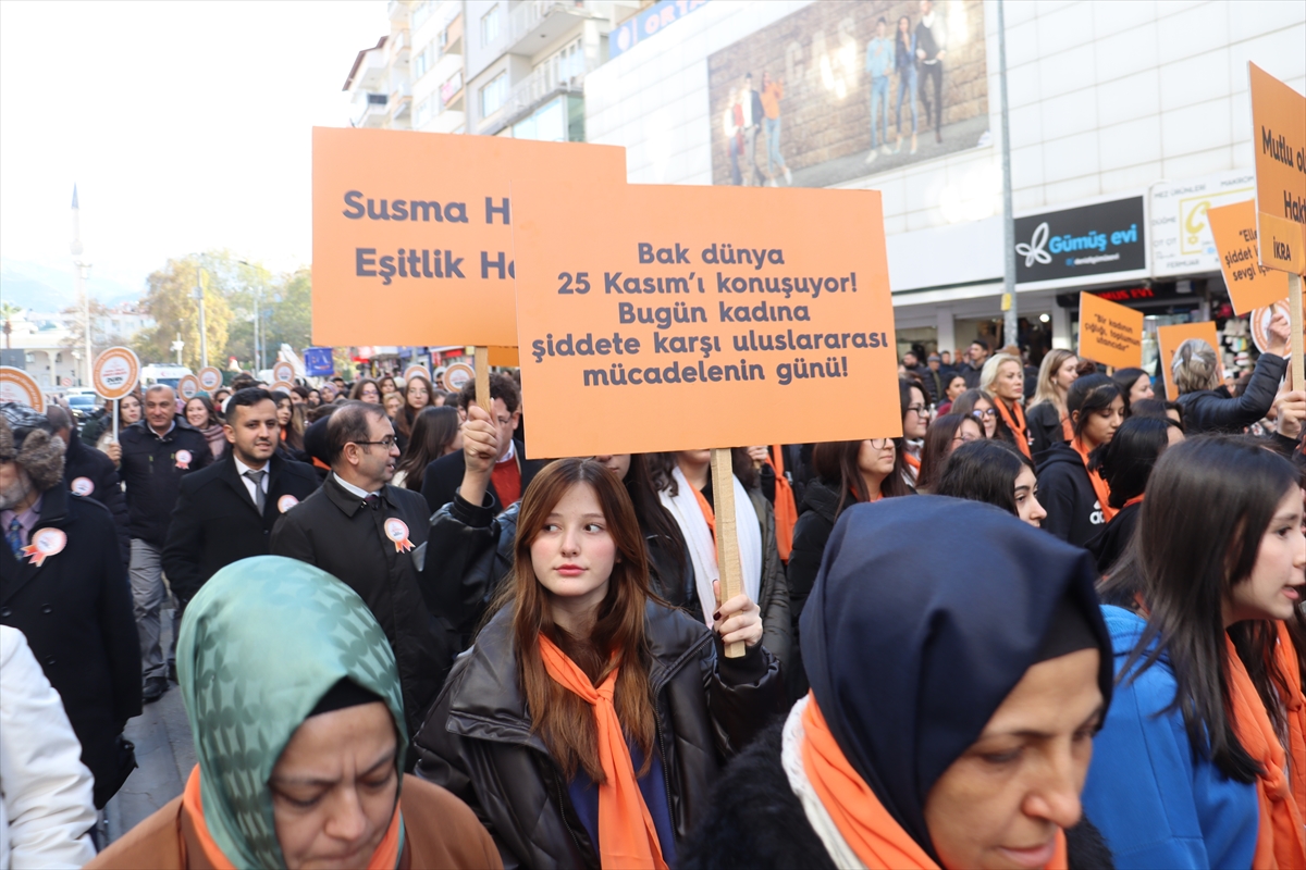Denizli'de kadına yönelik şiddete karşı yürüyüş gerçekleştirildi