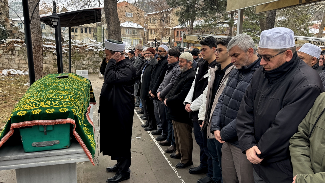 Hollanda'da nehirde cansız bedeni bulunan din görevlisi Kütahya'da defnedildi