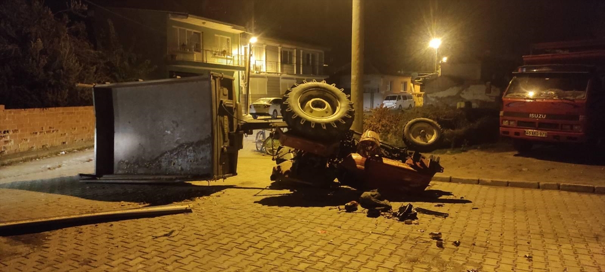Salihli'de devrilen traktörün sürücüsü yaralandı