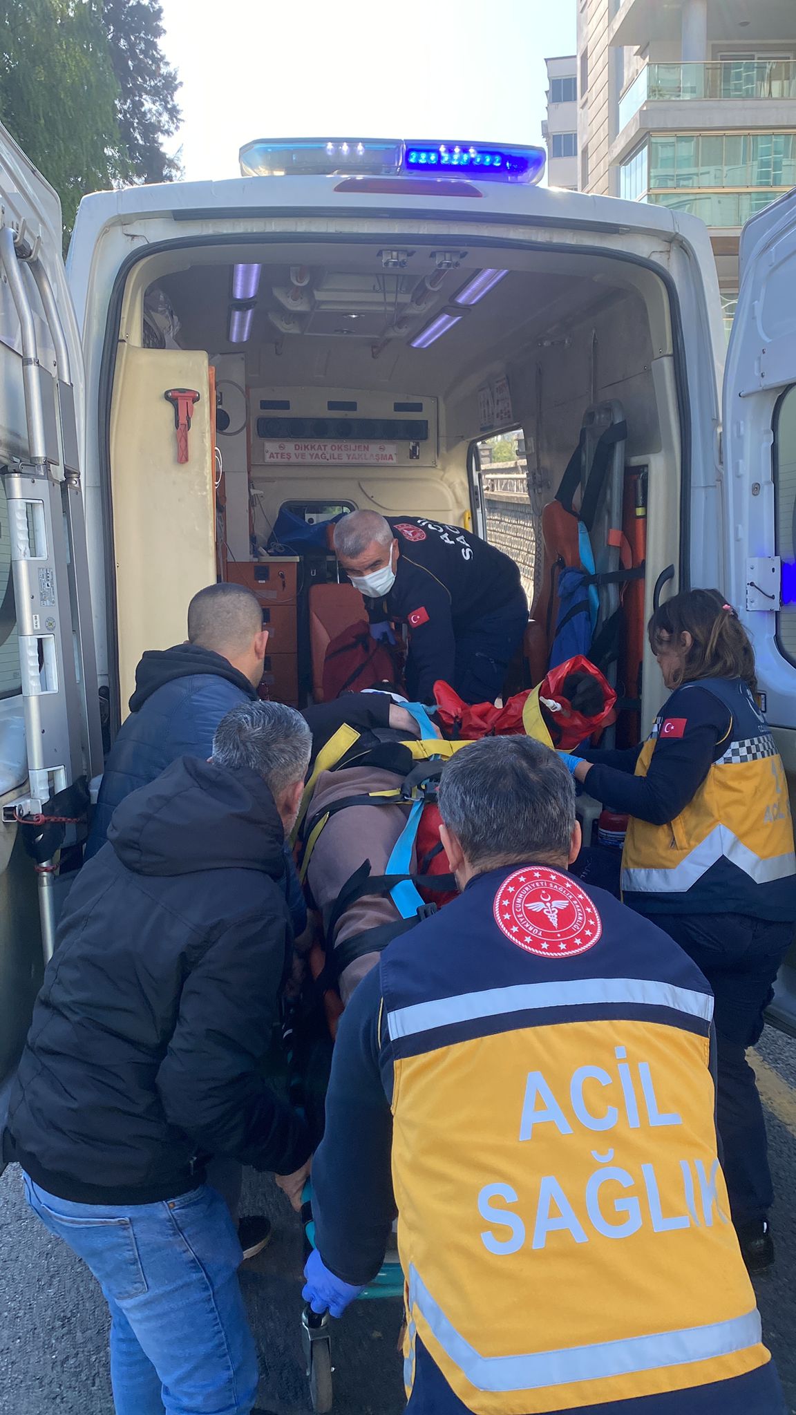 Nazilli’de hafif ticari araçla çarpışan motosikletin sürücüsü yaralandı