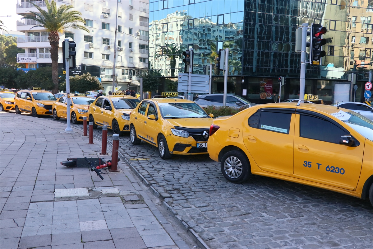 İzmir'de taksicilerden korsan taksiciliğe konvoylu tepki