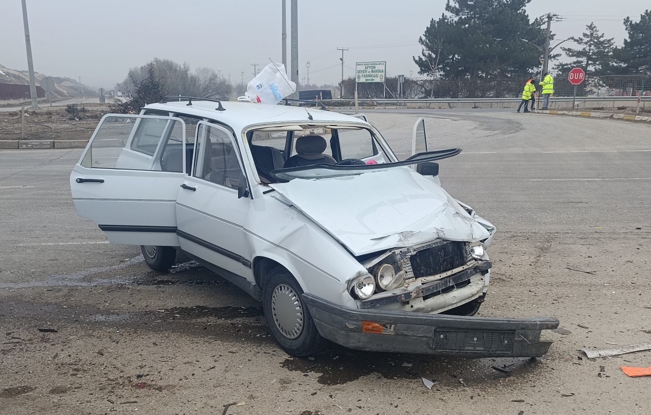 Afyonkarahisar'da 14 yaşındaki sürücünün karıştığı kazada 6 kişi yaralandı
