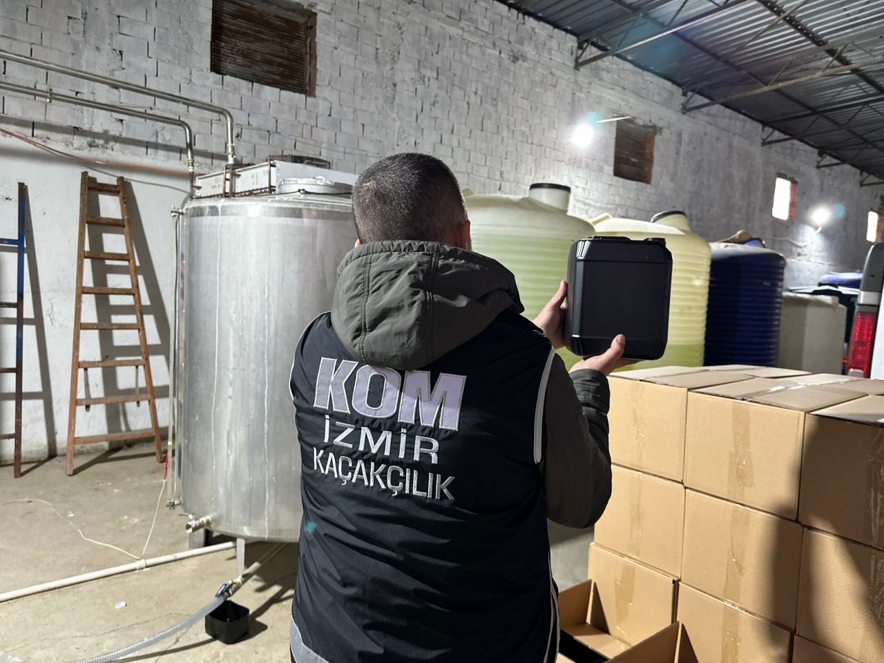 İzmir'deki sahte içki operasyonunda 28 bin litre etil alkol ele geçirildi