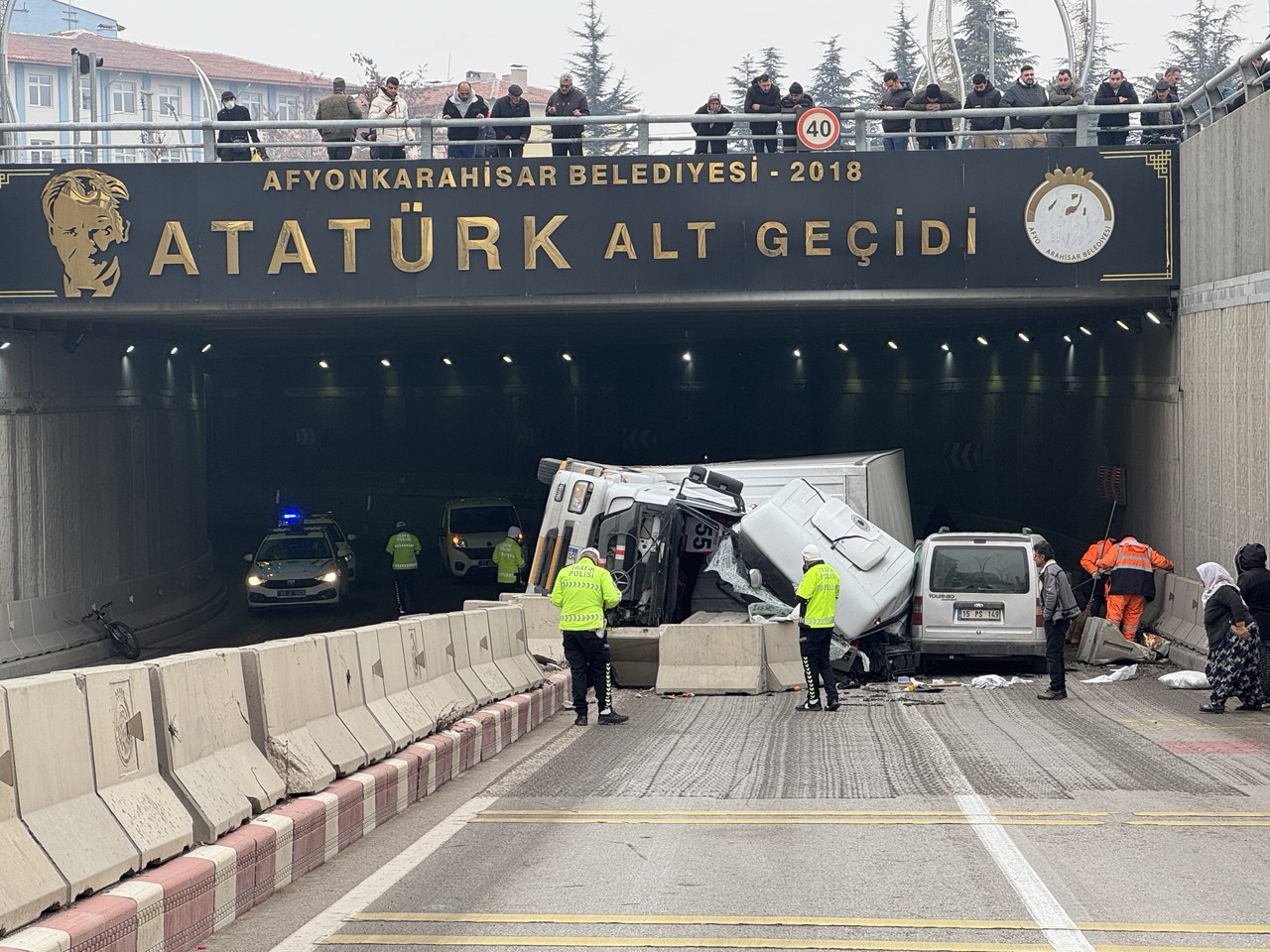 Afyonkarahisar'da altgeçitte devrilen kamyonun sürücüsü yaralandı