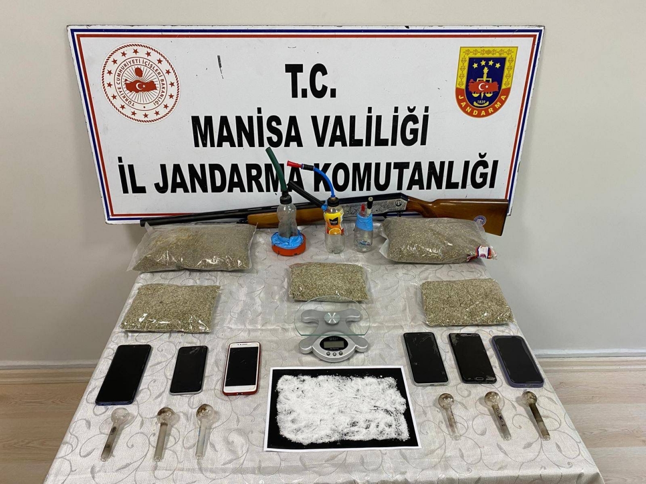 Manisa'da uyuşturucu operasyonunda yakalanan 38 zanlıdan 8'i tutuklandı