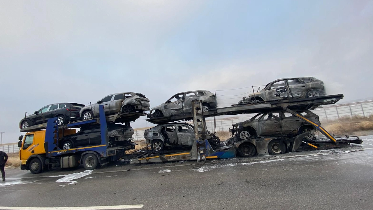 Tırın Dorsesindeki 6 Otomobil Yandı