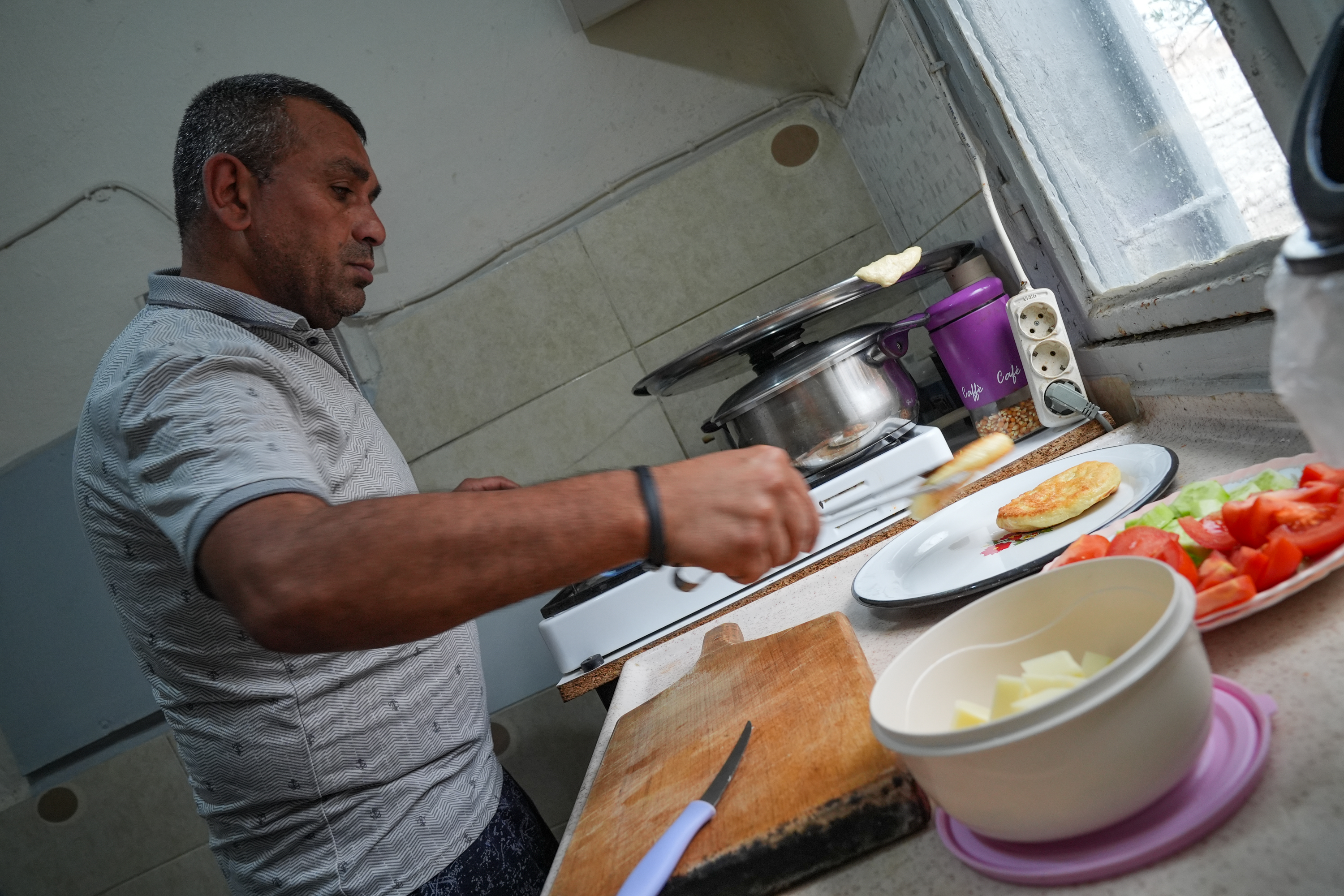 Çocuklarına yemek yapan babanın görüntüleri sosyal medyada ilgi gördü