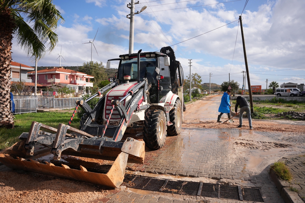 İzmir Çeşme'de etkili olan sağanak hayatı olumsuz etkiledi