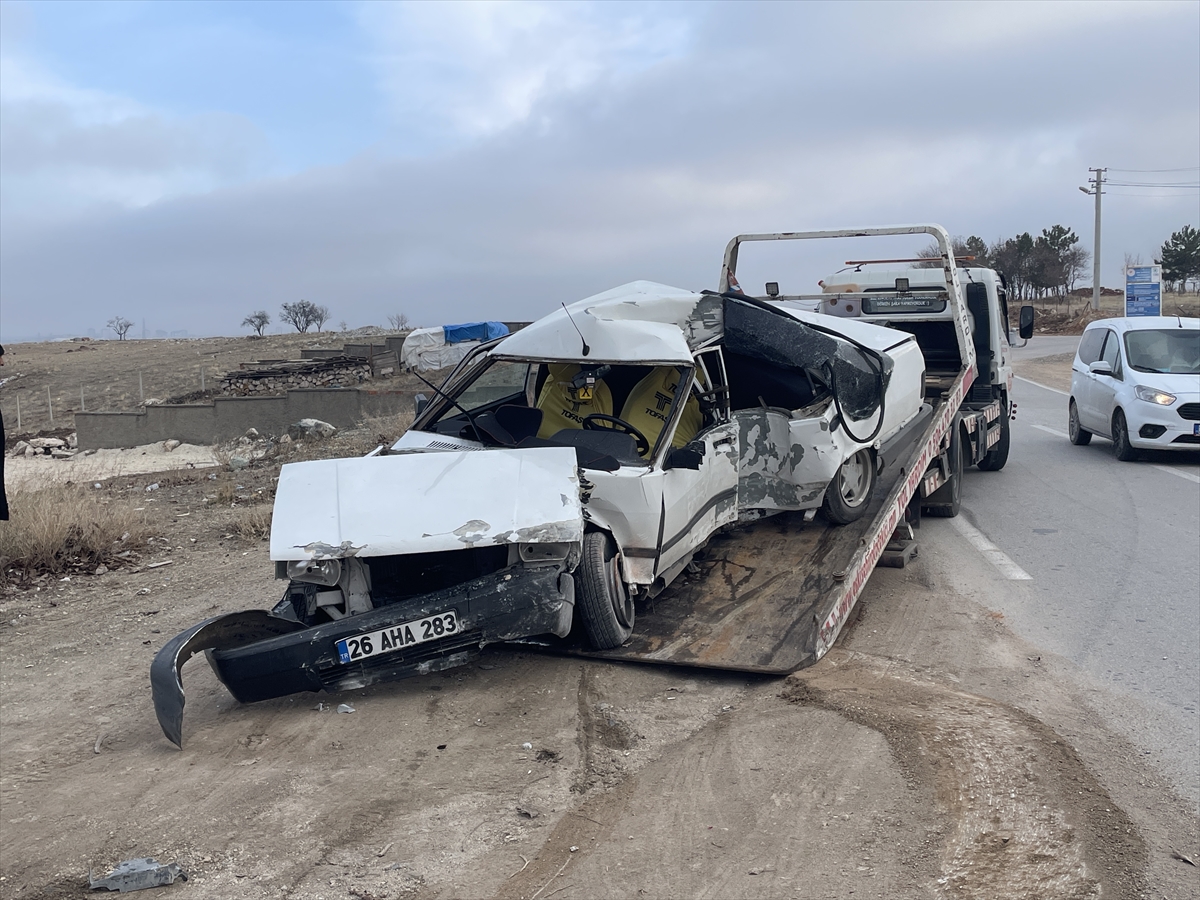 Eskişehir'de Direğe Çarpan Sürücü Hayatını Kaybetti