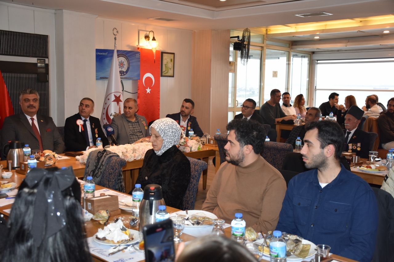 İzmir’de yaşayan gaziler ve şehit yakınları bir araya geldi