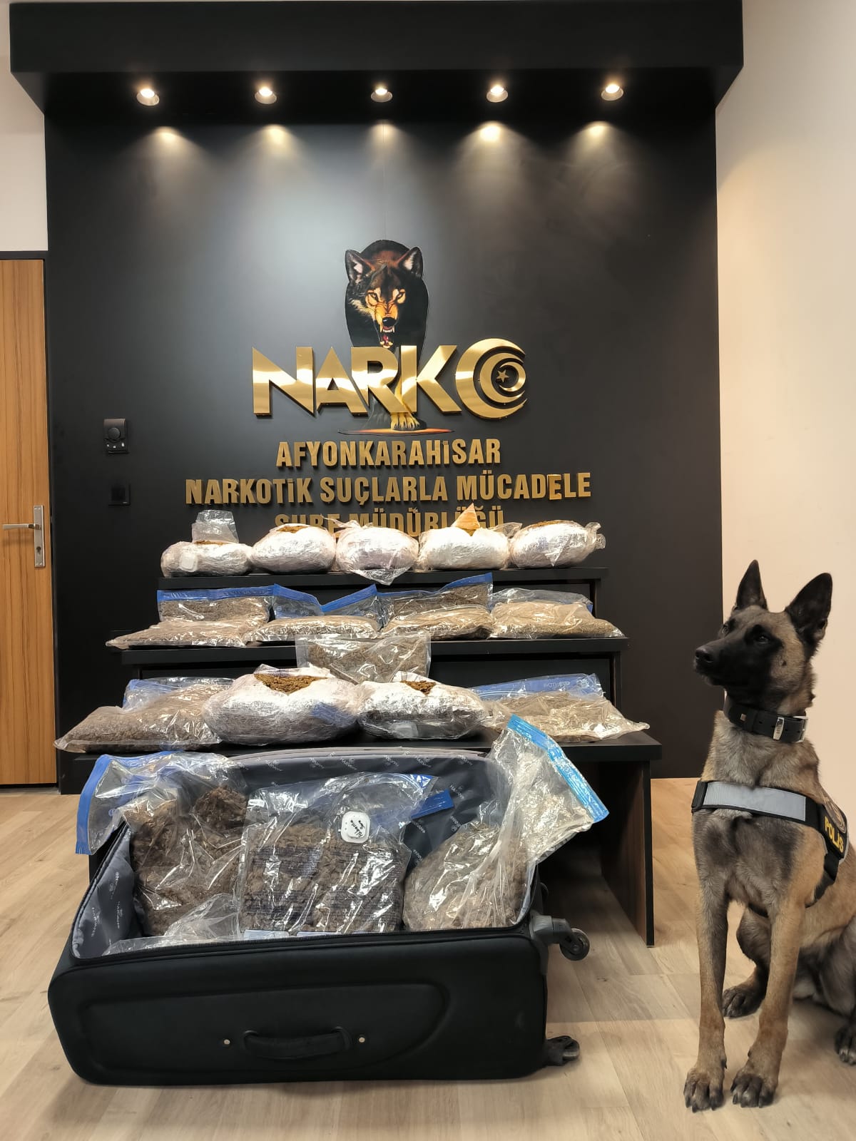 Afyonkarahisar'da bir otomobilde 21,5 kilogram uyuşturucu ele geçirildi