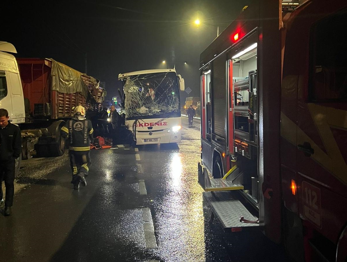 Denizli'de yolcu otobüsünün tırla çarpıştı: 1 ölü 20 yaralı