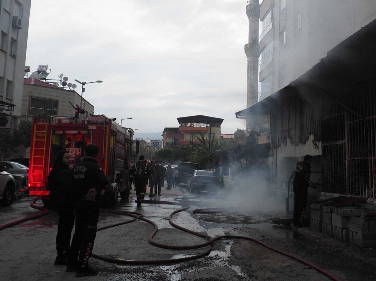 Aydın'da veteriner kliniğinde çıkan yangında 4 kişi dumandan etkilendi
