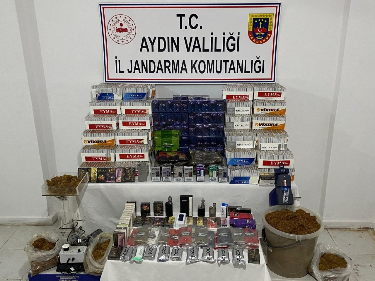 Kuşadası'nda kaçak sigara operasyonunda 1 gözaltı