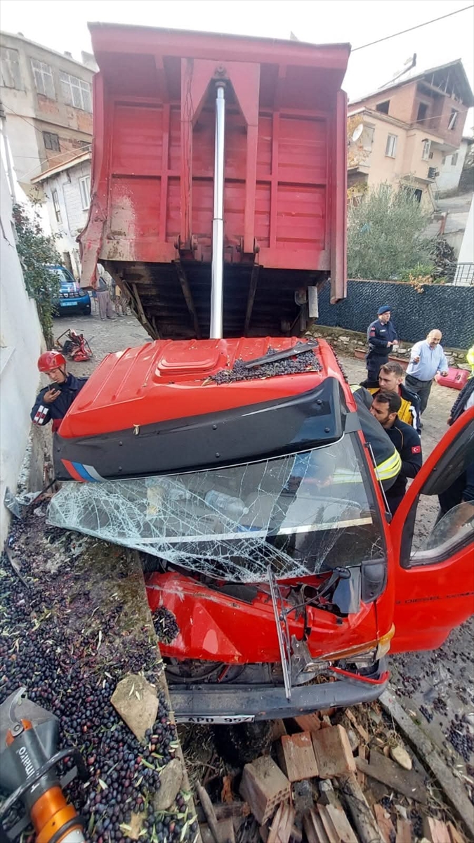 Manisa'da eve çarpan kamyonetteki 1 kişi öldü, 2 kişi yaralandı