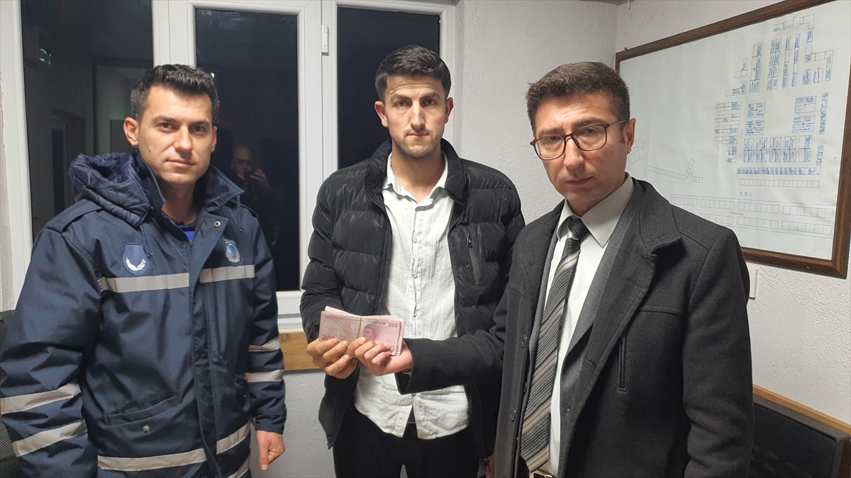 Manisa'da pazar yerinde unutulan emekli maaşı sahibine ulaştırıldı