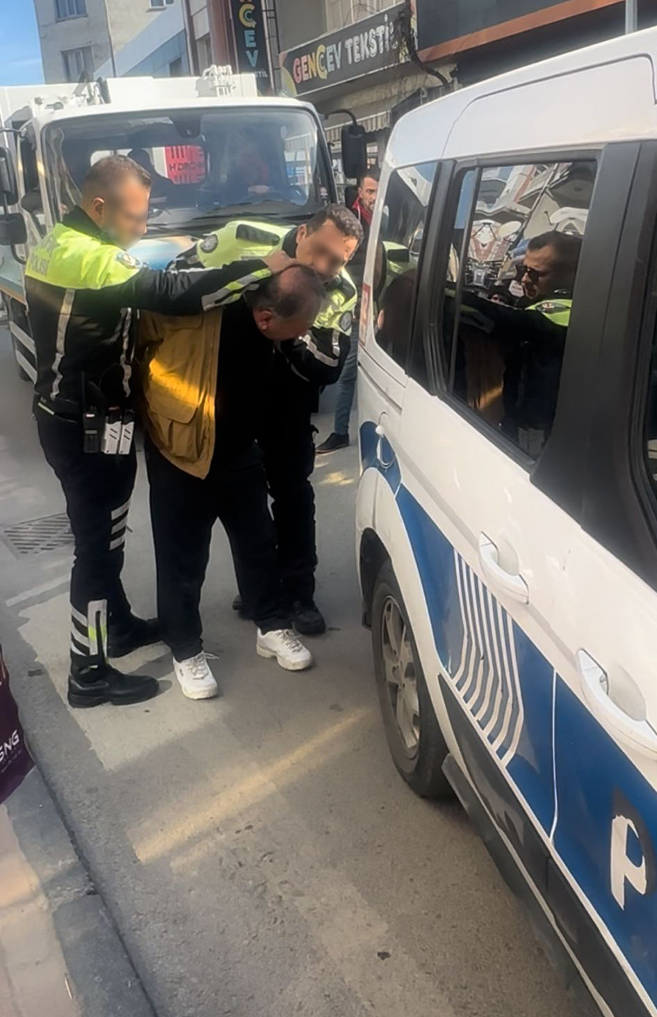İzmir'de bıçakladığı kişinin telefonunu gasbeden şüpheli tutuklandı