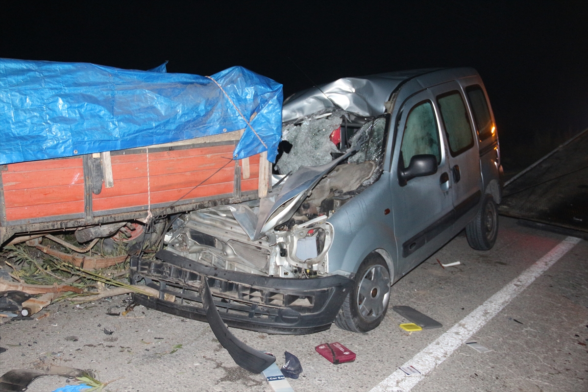 Manisa'da trafik kazasında Şerif Sevben öldü, 2 kişi yaralandı