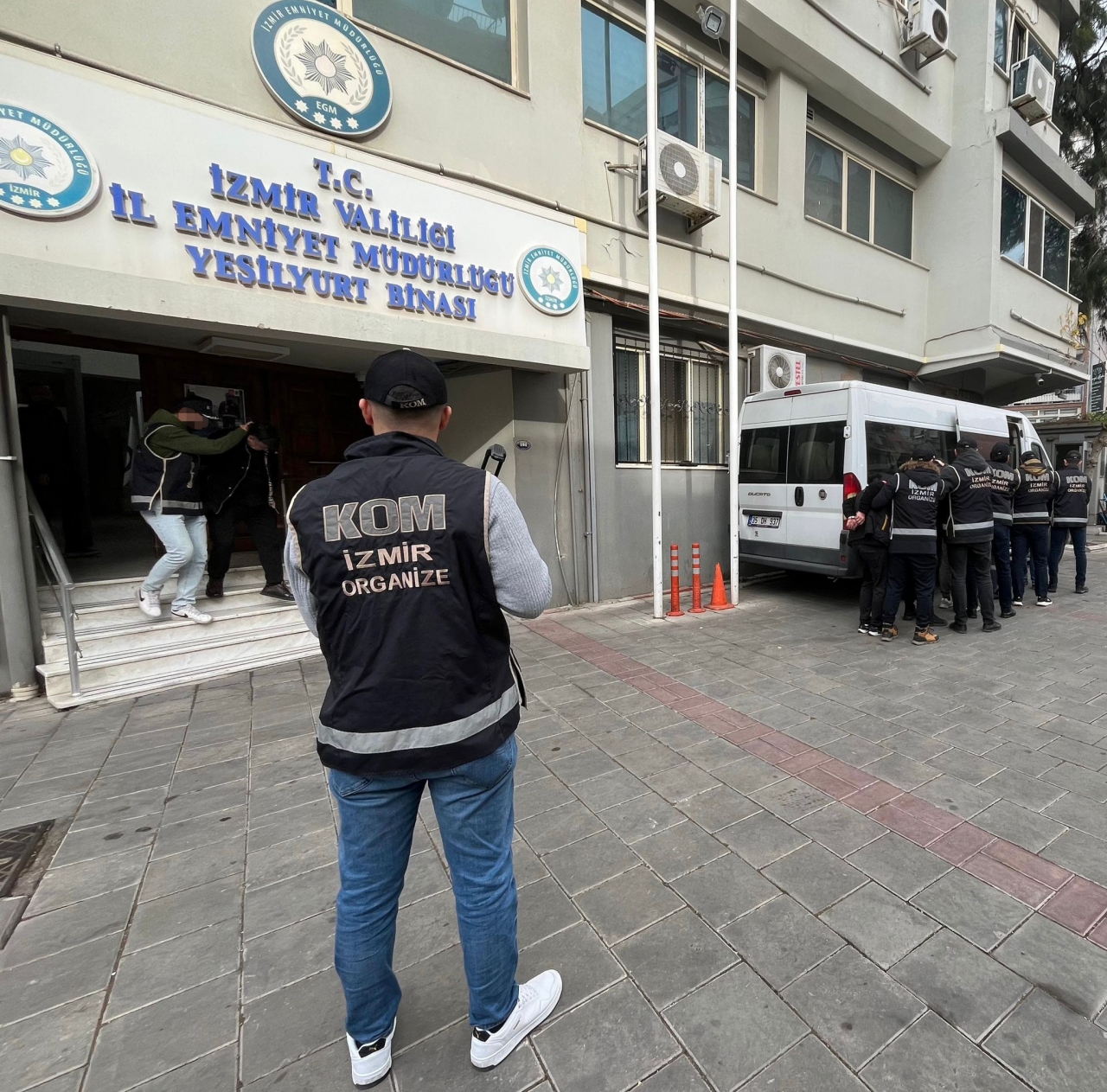 İzmir'de yasa dışı silah imalatı ve ticareti operasyonunda 2 tutuklama