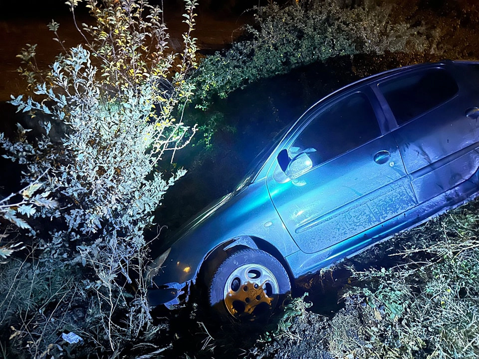 İzmir'de takla atan otomobildeki 1 kişi öldü, 1 kişi yaralandı