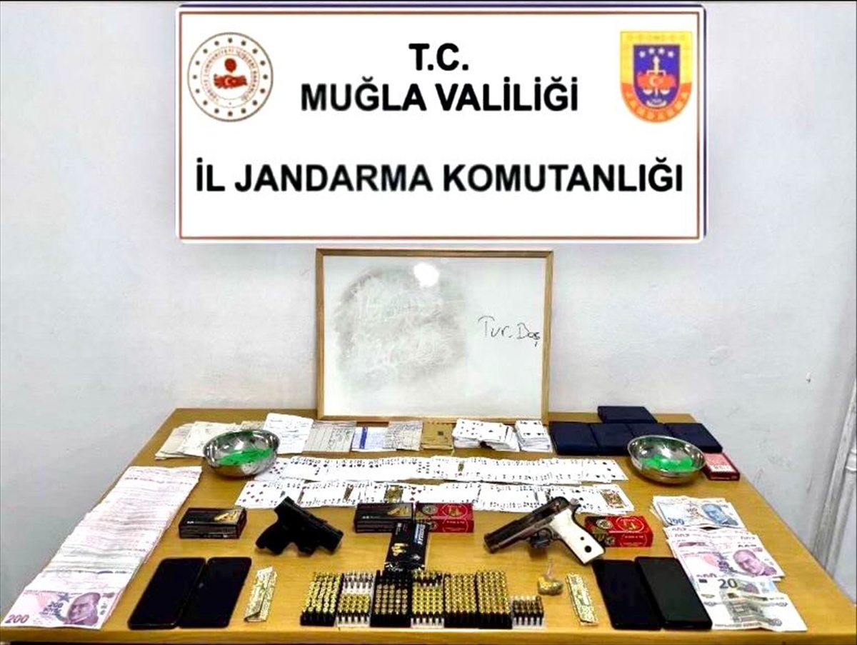 Bodrum'da kıraathaneye kumar ve uyuşturucu operasyonu düzenlendi