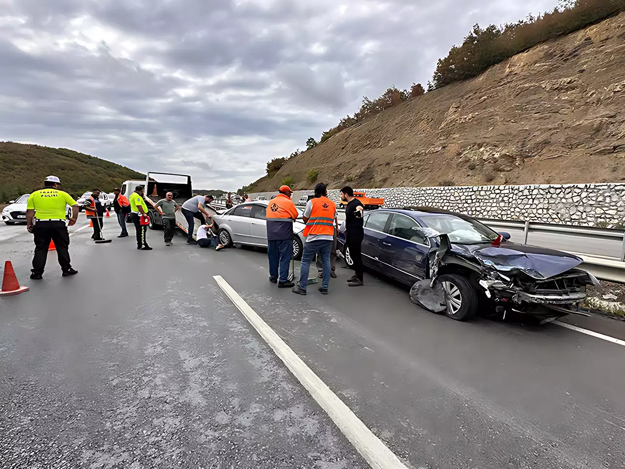 Afyonkarahisar'da refüje çarpan otomobilin sürücüsü öldü