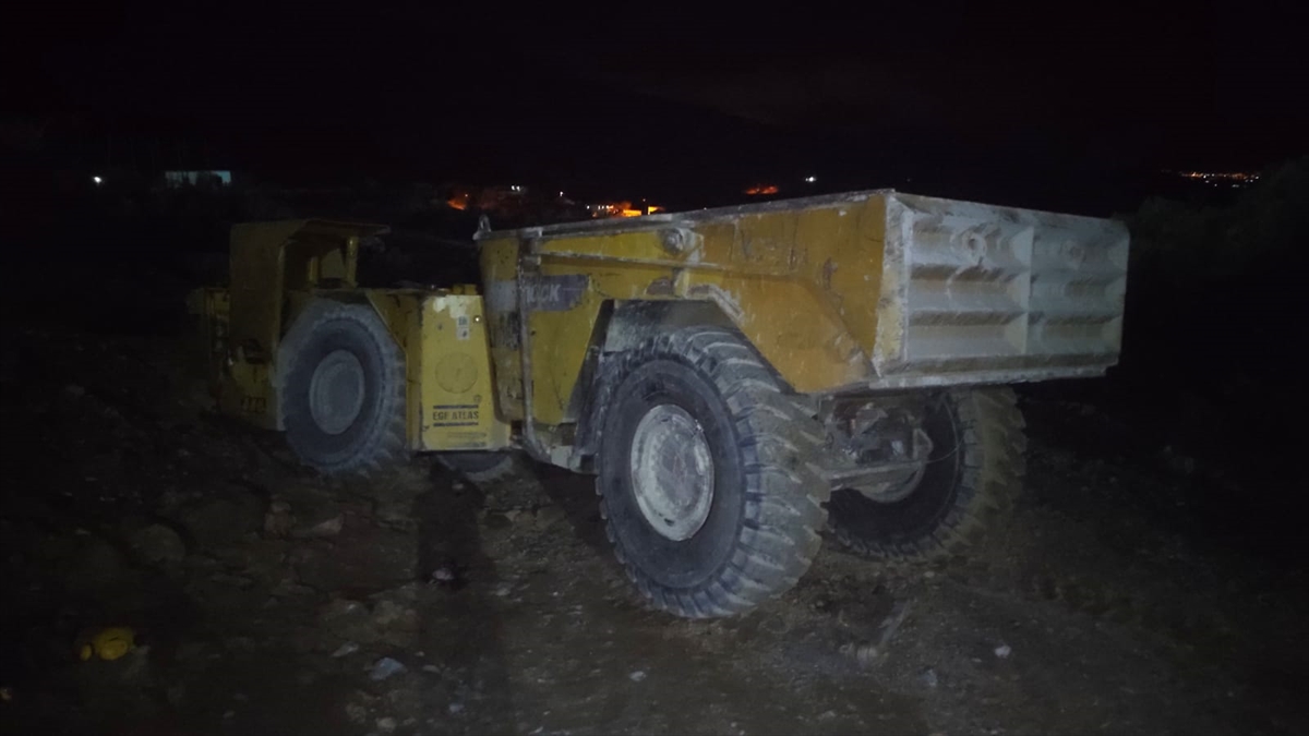İzmir'de devrilen maden kamyonunun sürücüsü öldü