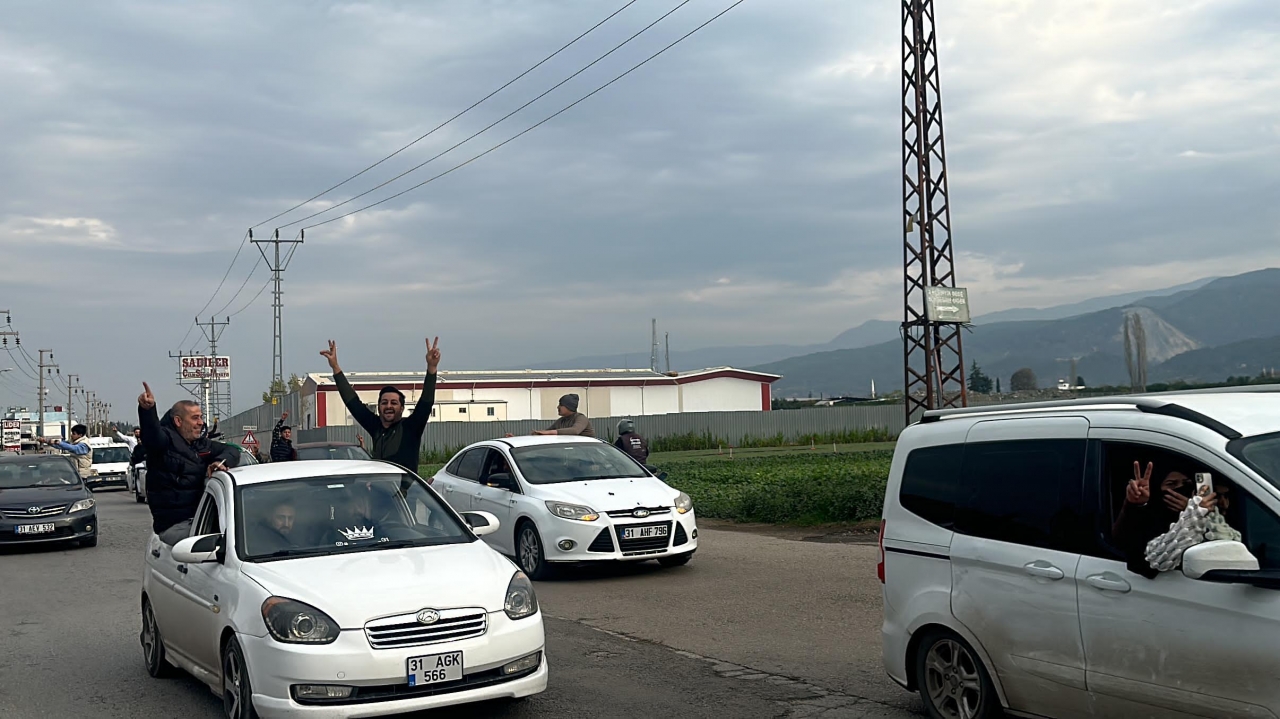 Bursa, Adana, Hatay ve İzmir'de Suriyeliler, Baas rejiminin devrilmesini kutladı
