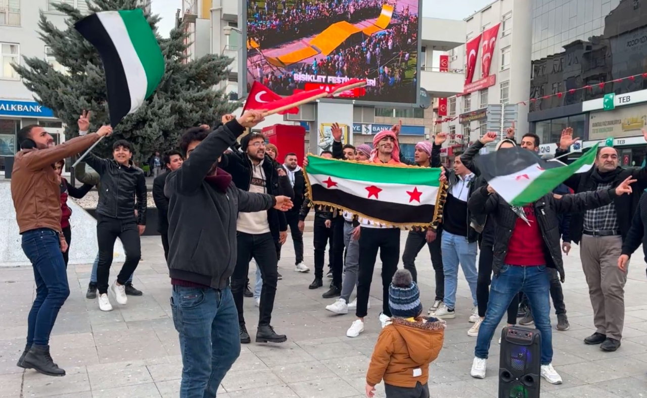 Aksaray, Afyonkarahisar, Trabzon ve Gümüşhane'deki Suriyeliler, Baas rejiminin devrilmesini kutladı