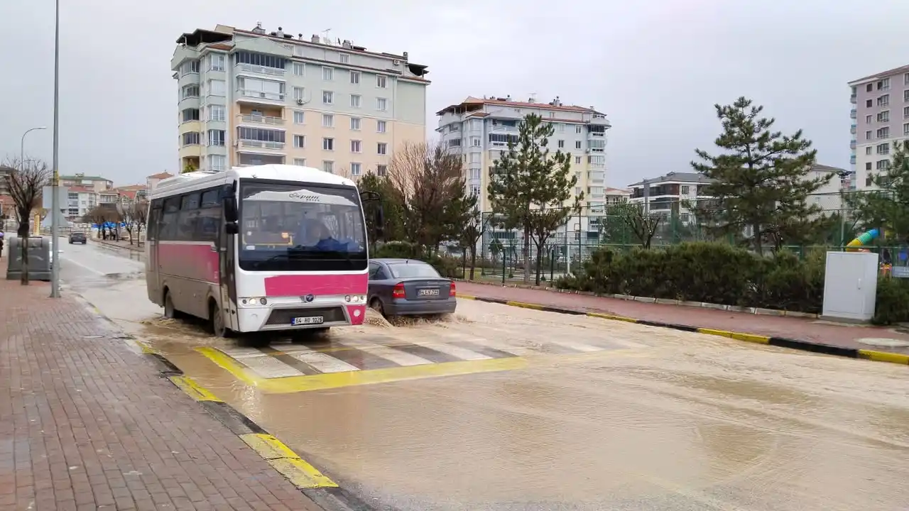 Uşak’ın Kemalöz Mahallesi Göle Döndü: Sular Kesildi