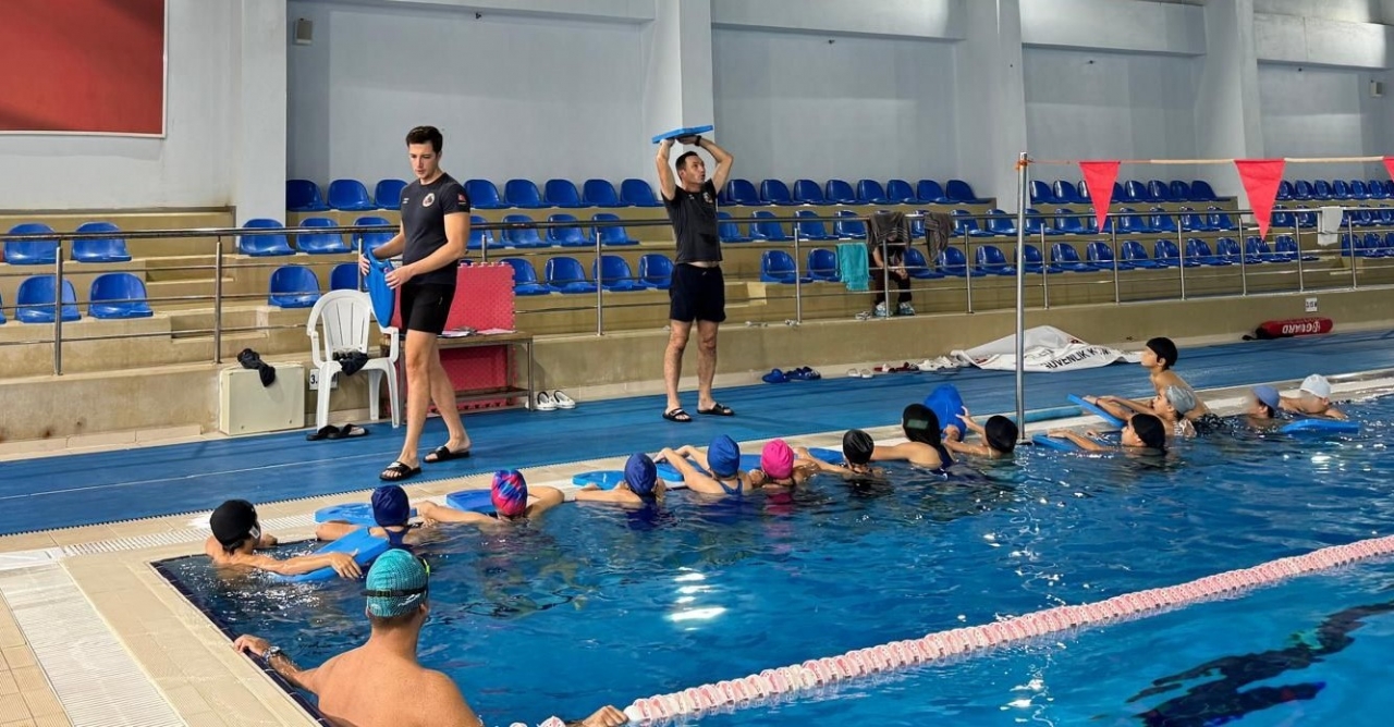 Sahil Güvenlik'ten çocuk evlerinde kalanlara yüzme eğitimi