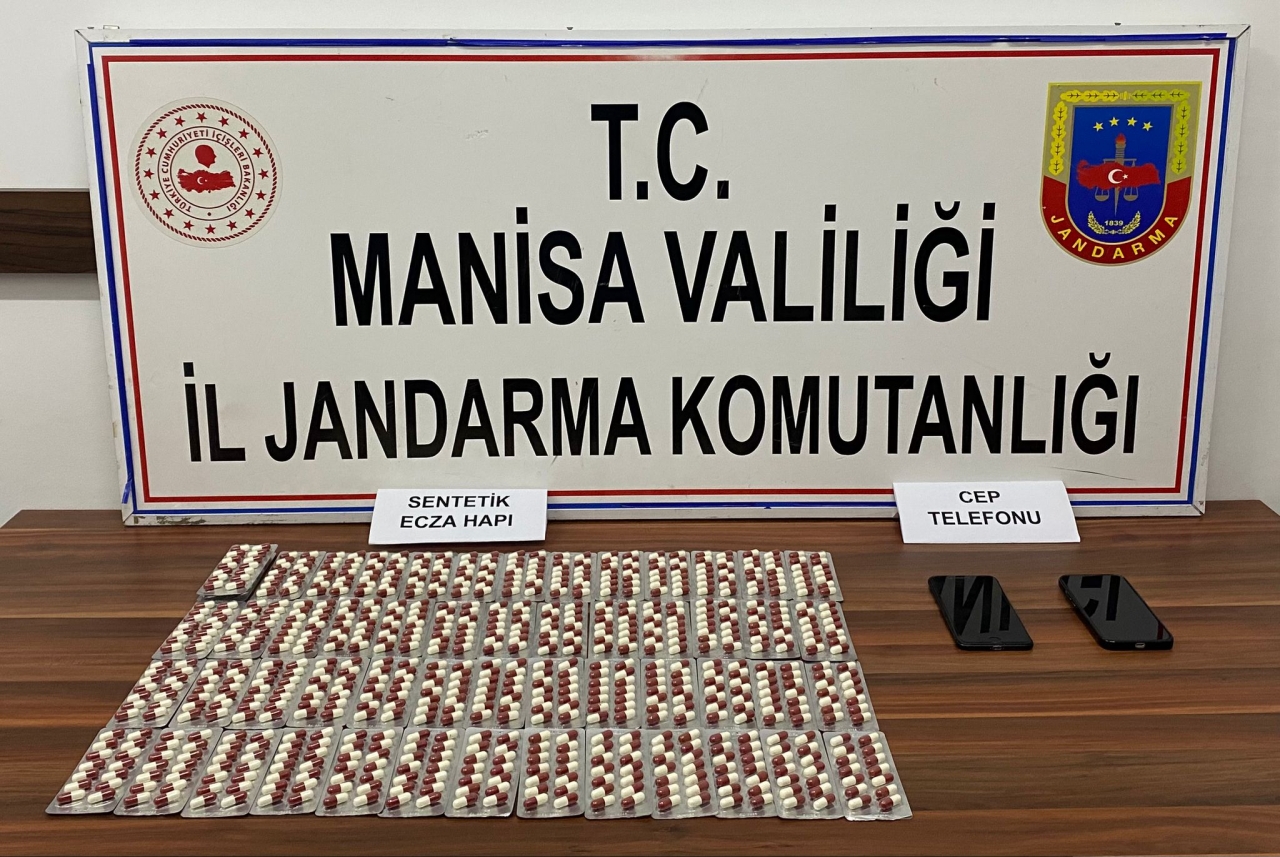 Manisa'da otomobilde uyuşturucuyla yakalanan 2 şüpheli tutuklandı