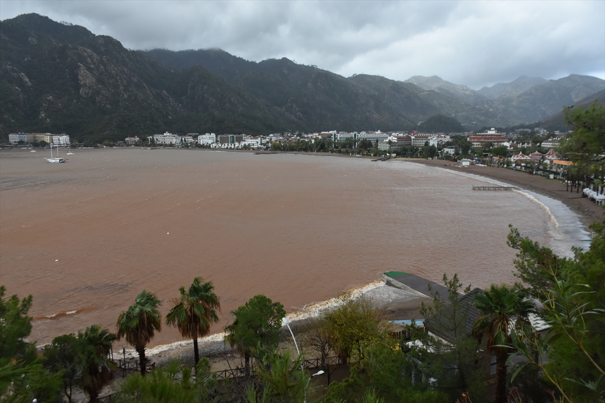 Marmaris'te sağanak etkili oldu