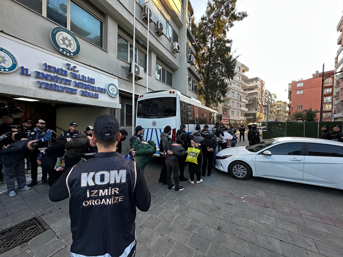 İzmir'de suç örgütü operasyonunda 32 şüpheli tutuklandı