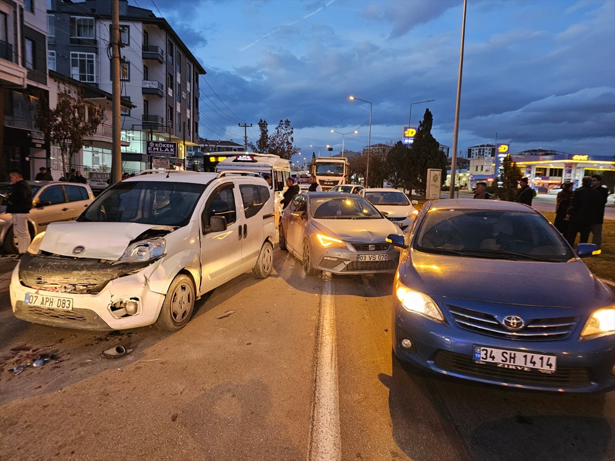 Afyonkarahisar'da zincirleme trafik kazasında 7 kişi yaralandı