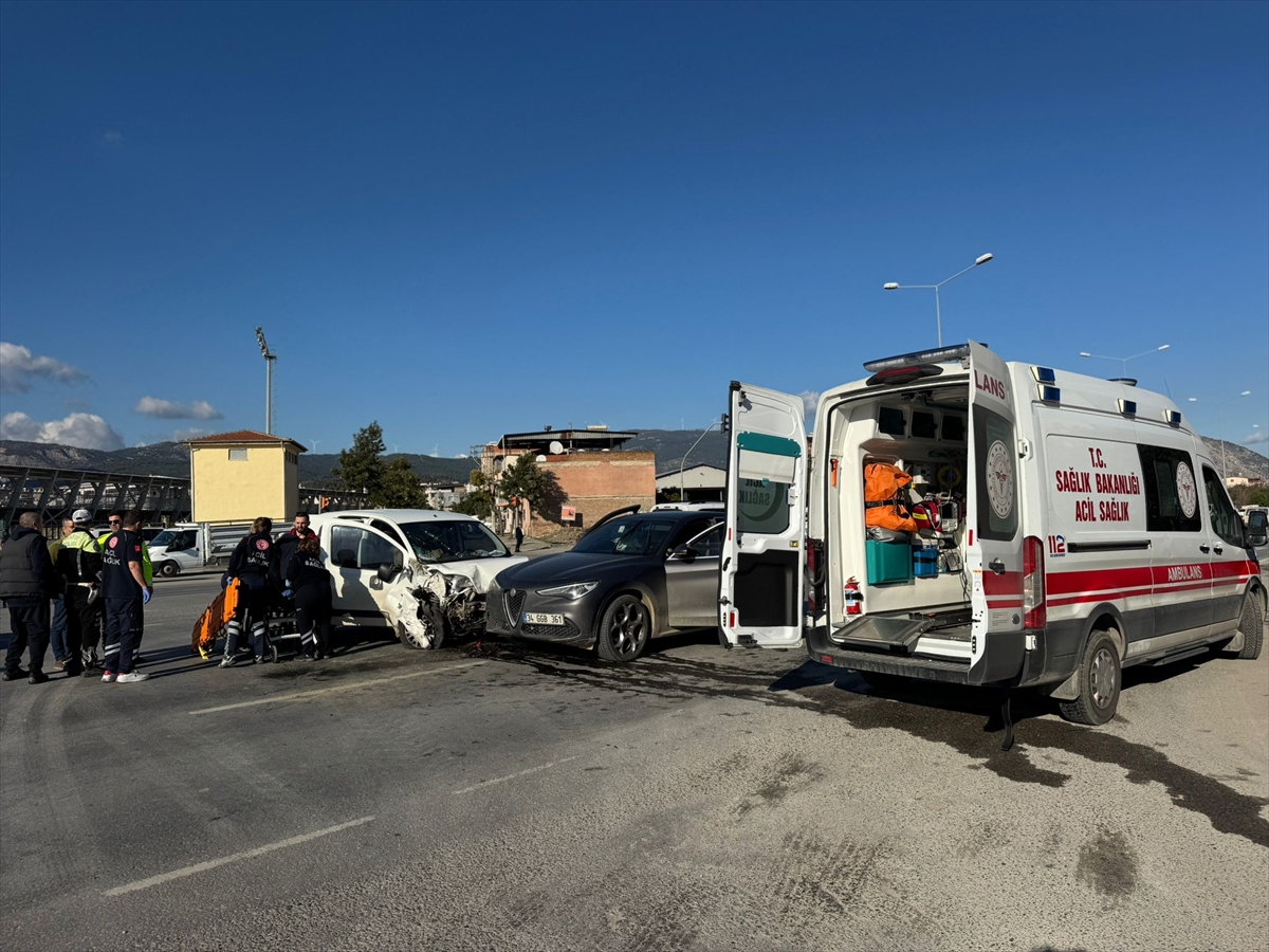 Söke'de otomobil ile hafif ticari aracın çarpışması sonucu 3 kişi yaralandı