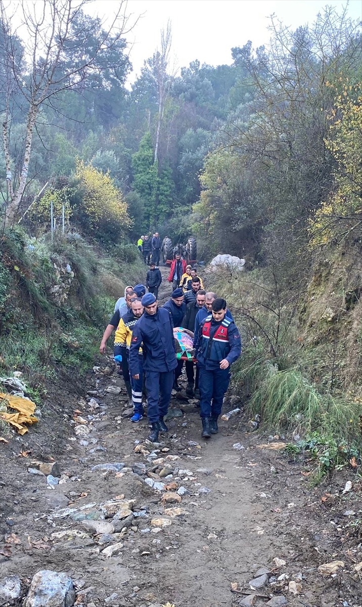 İzmir'de devrilen traktördeki 4 kişi yaralandı