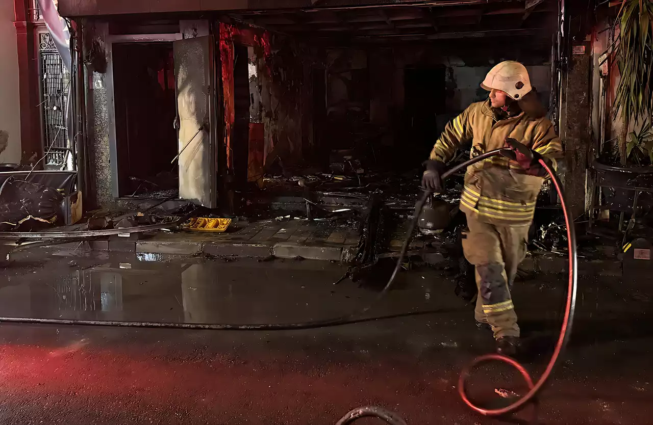 İzmir'de tekstil fabrikasında çıkan yangına müdahale ediliyor