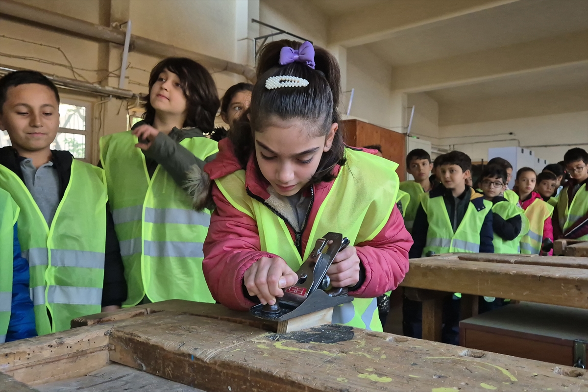 Turgutlu'da ilkokul öğrencilerine meslek okulları tanıtıldı