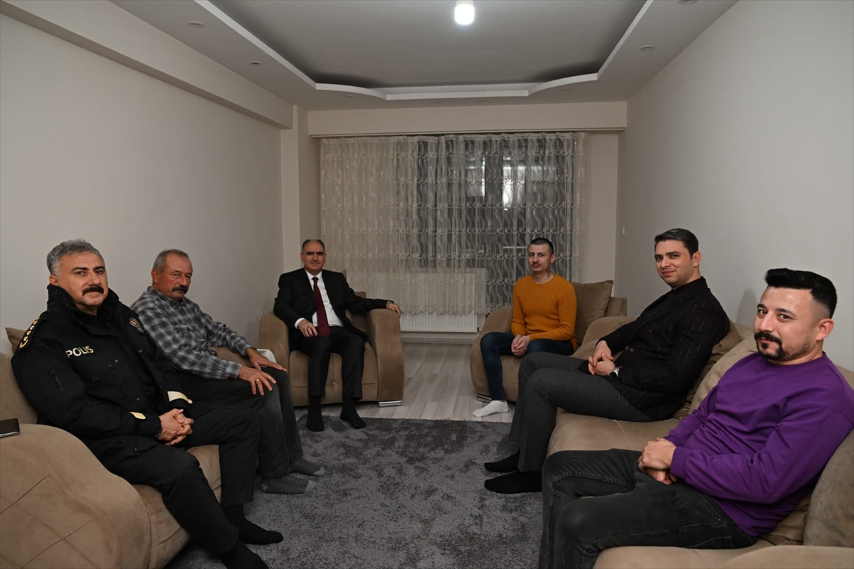 Manisa Valisi Özkan, Suriye'deki esaretinden kurtarılan genci ziyaret etti