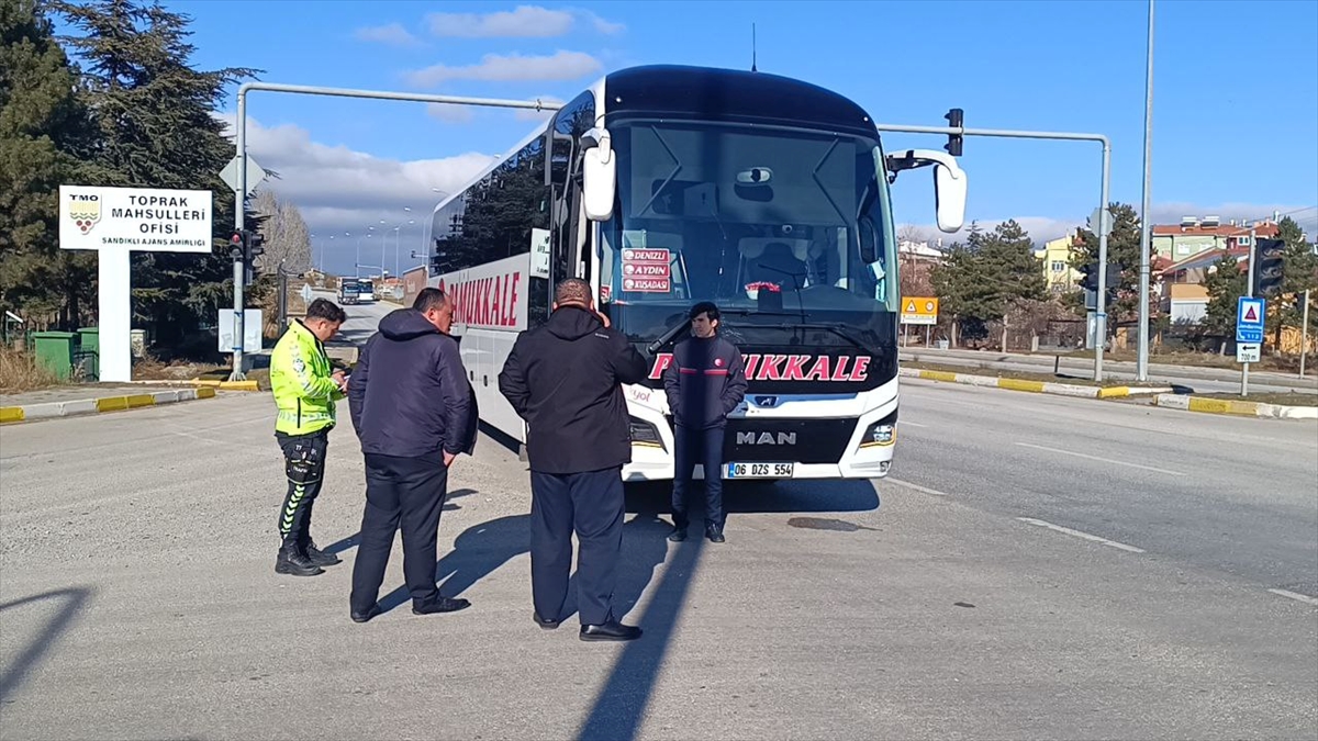 Afyonkarahisar'da yolcu otobüsünün çarptığı yaya ağır yaralandı