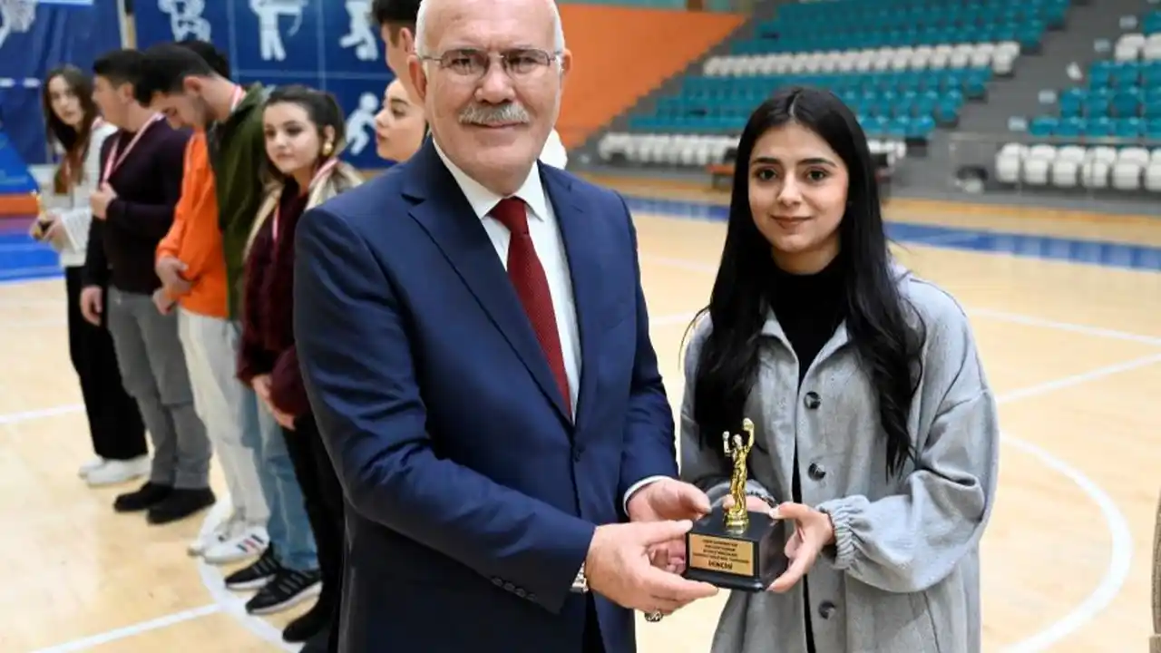 Uşak Üniversitesi Spor Turnuvasında Kupa Sahiplerini Buldu