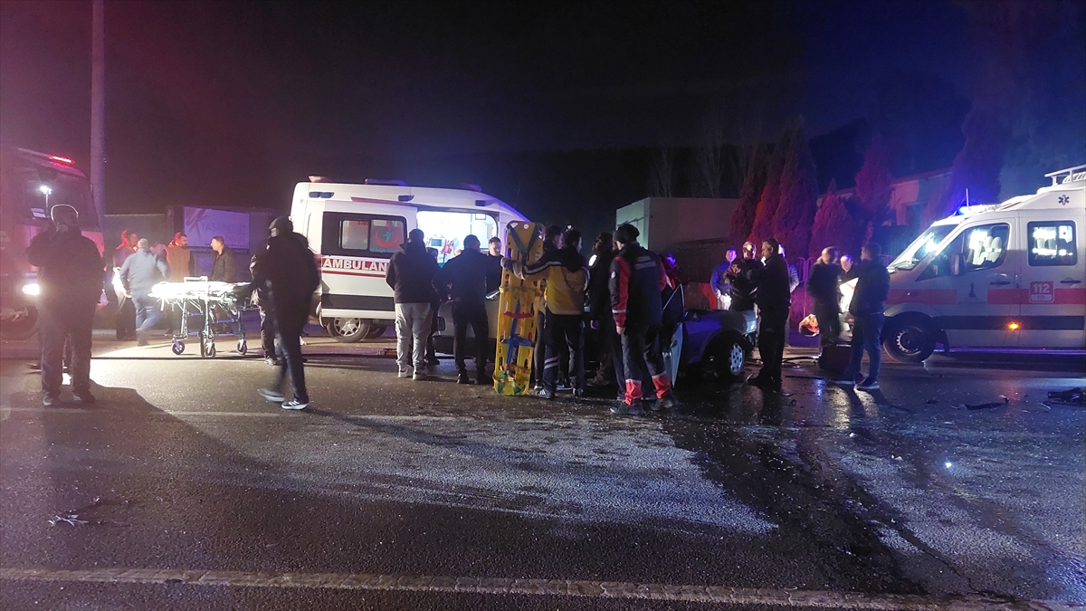İzmir'de çarpışan iki otomobilden birinin sürücüsü öldü